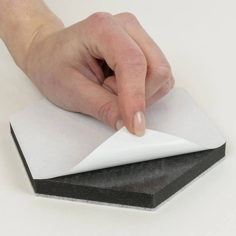 QUVIO Vilten Memobord Hexagon Set Van 10 - Grijs 2 QUVIO Vilten Memobord Hexagon Set Van 10 - Grijs - Afbeelding 2