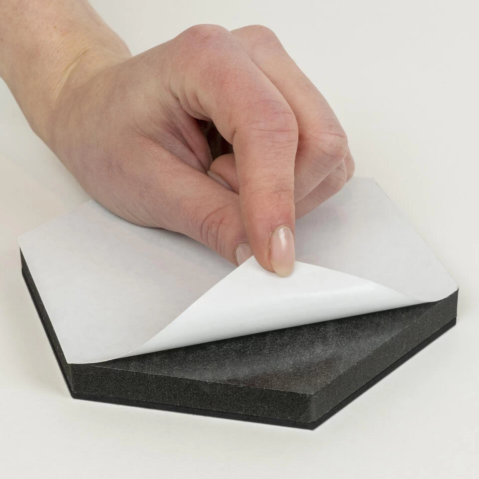 QUVIO Vilten Memobord Hexagon Set Van 10 - Zwart 2 QUVIO Vilten Memobord Hexagon Set Van 10 - Zwart - Afbeelding 2