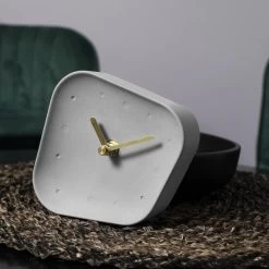 QUVIO Tafelklok Beton Asymmetrisch Met Gouden Wijzers - Grijs -Home Decoration Store 1000071658 0103